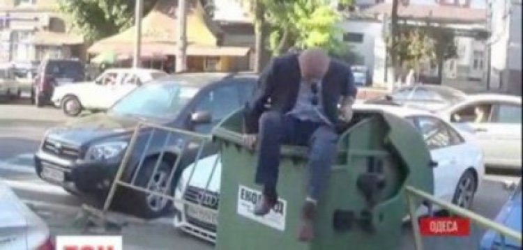 Funcţionar corupt, aruncat în tomberon!